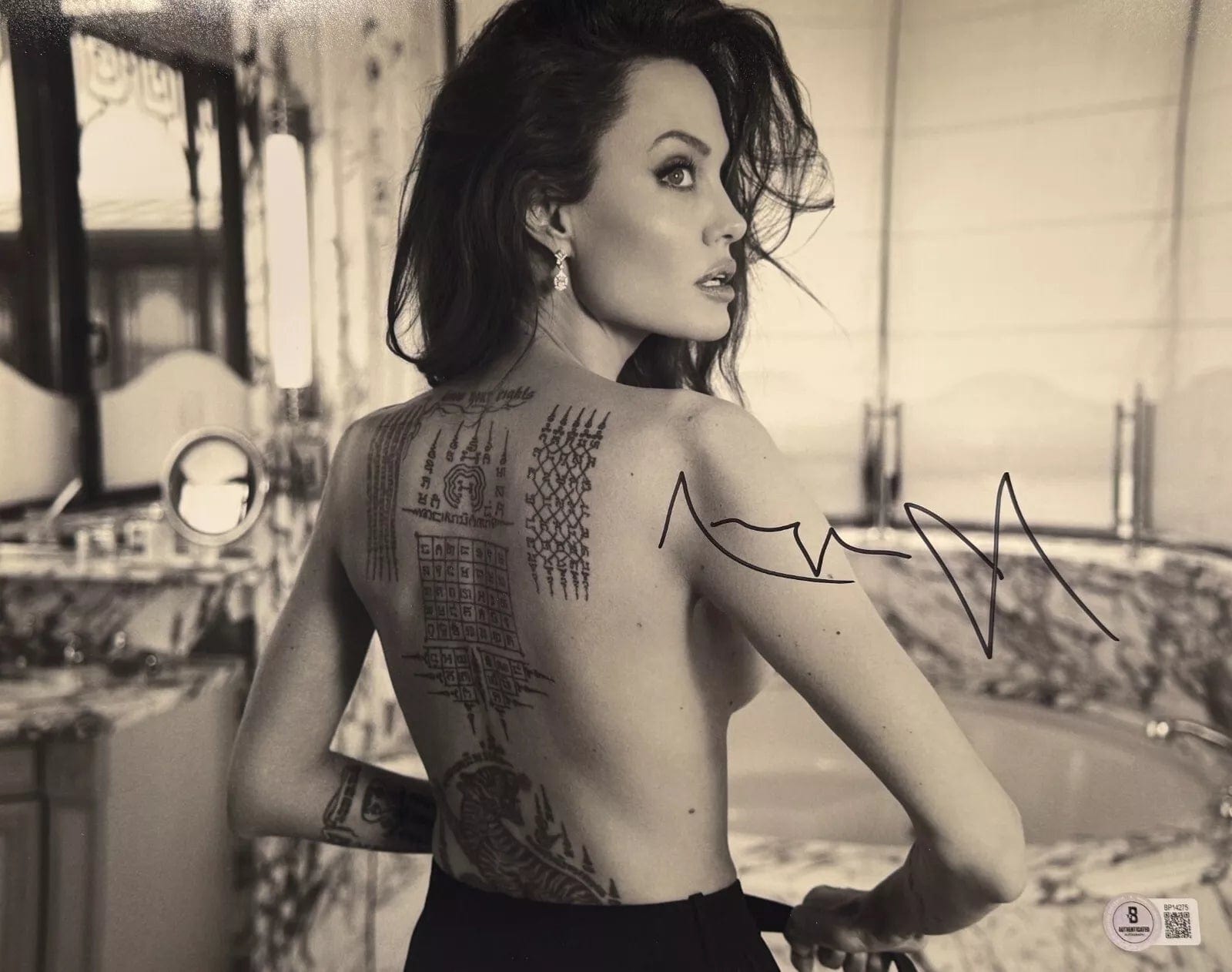Angelina Jolie Autographed 11x14 Photo | PTS