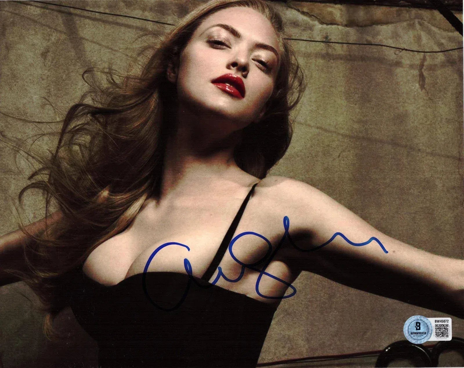 Amanda Seyfried signed 8x10 photo — Beckett authenticated