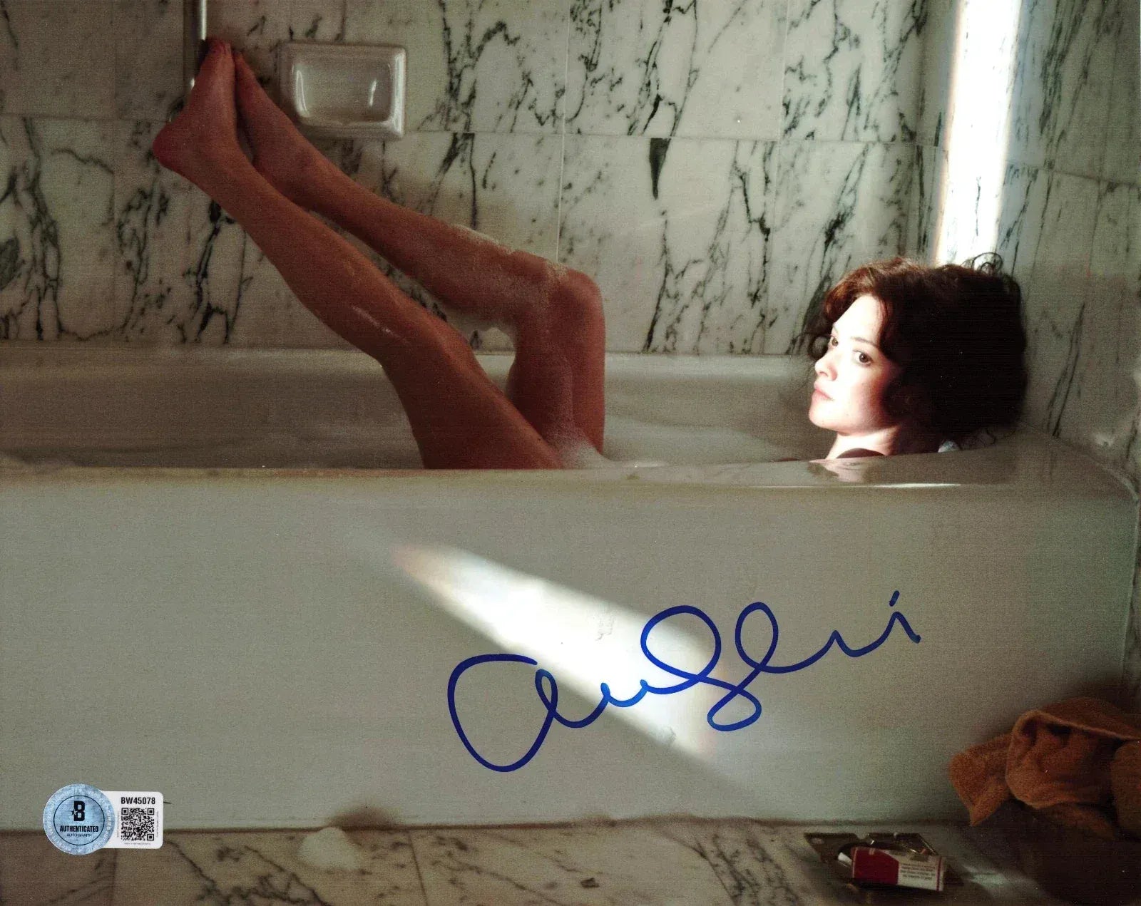 Amanda Seyfried signed 8x10 photo — Beckett authenticated