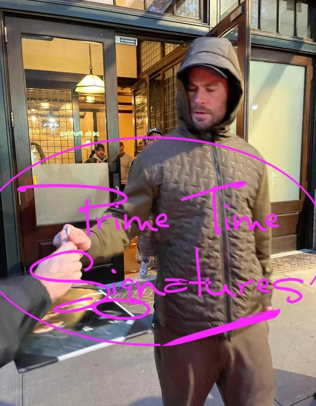 Chris Hemsworth Signed 11x14 Photo from Thor Beckett COA - Item #3 - Detail View