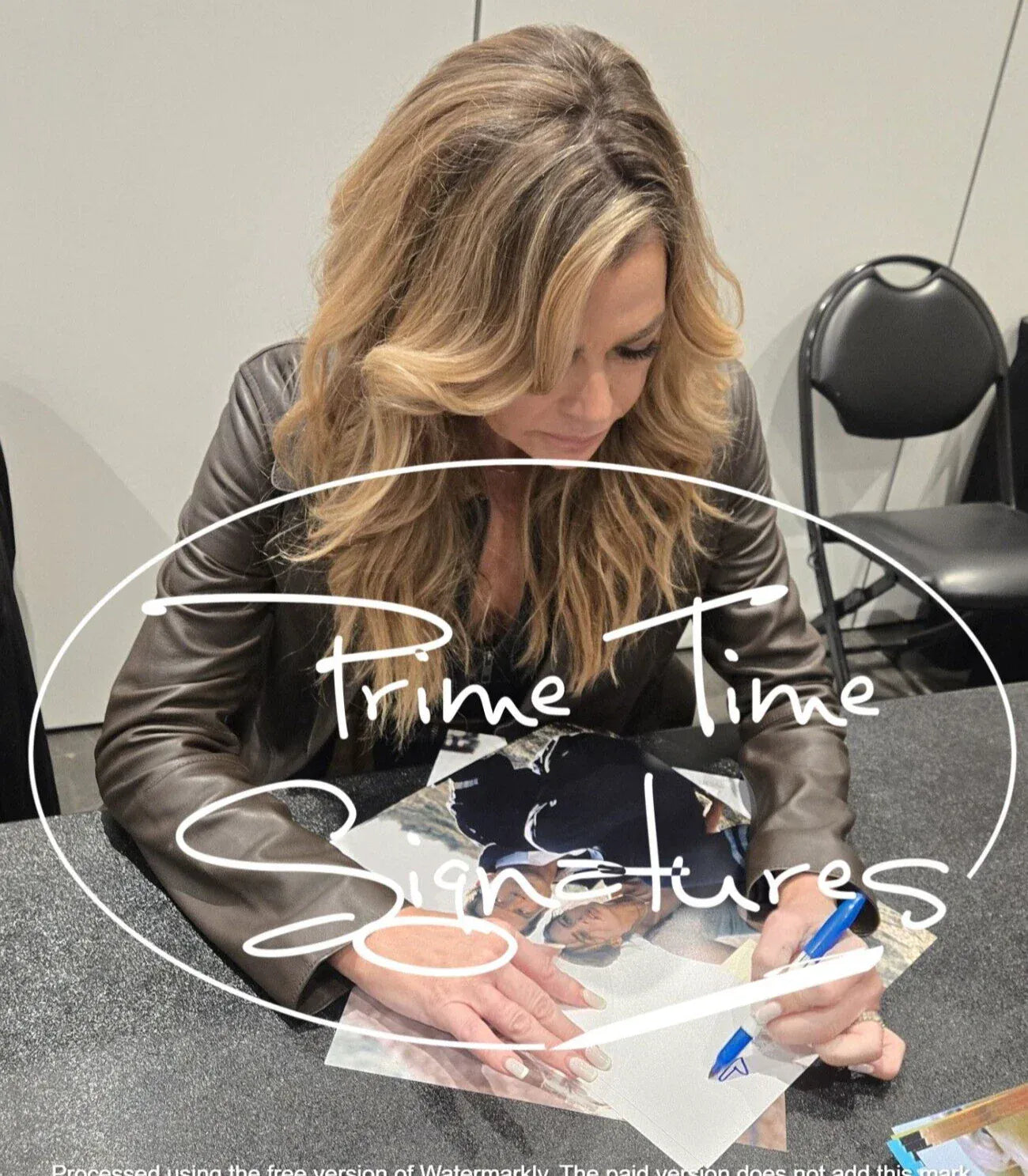Denise Richards signing autograph in person — Prime Time Signatures