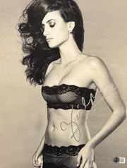 Penelope Cruz signed 11x14 photo — Beckett authenticated