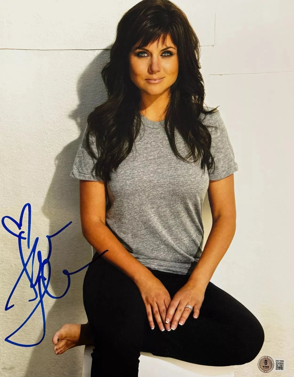 Tiffani Thiessen Signed 11x14 Photo Beckett COA - Item #1