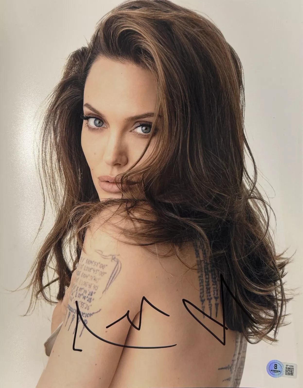 Angelina Jolie Signed 11x14 Photo Beckett COA - Item #5