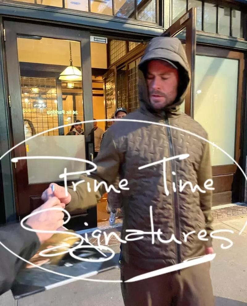 Chris Hemsworth Signed 11x14 Photo from Thor Beckett COA - Item #25 - Detail View