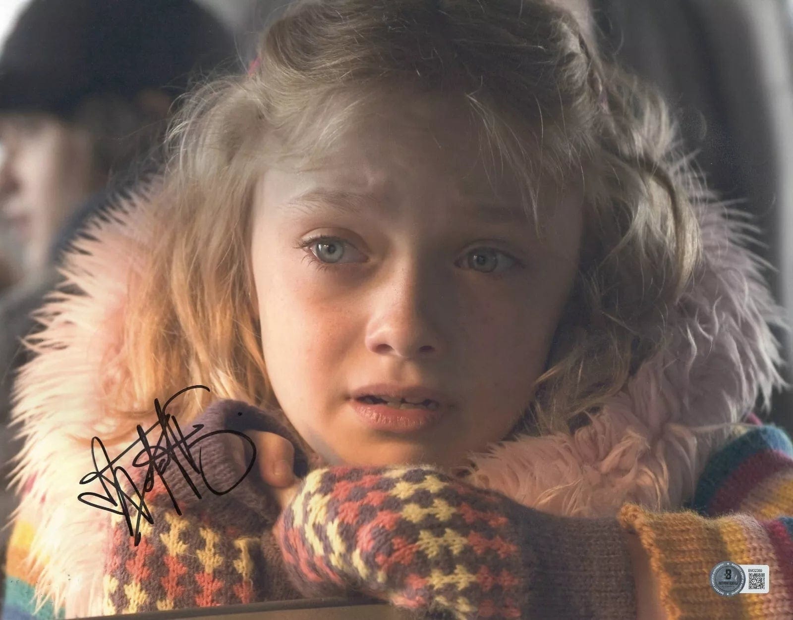 Dakota Fanning Signed 11x14 Photo from War of the Worlds Beckett COA - Item #1