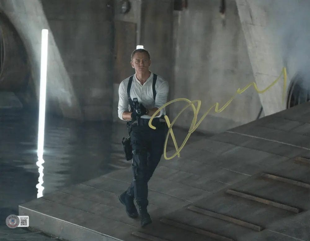 Daniel Craig Signed 11x14 Photo from James Bond Beckett COA - Item #9