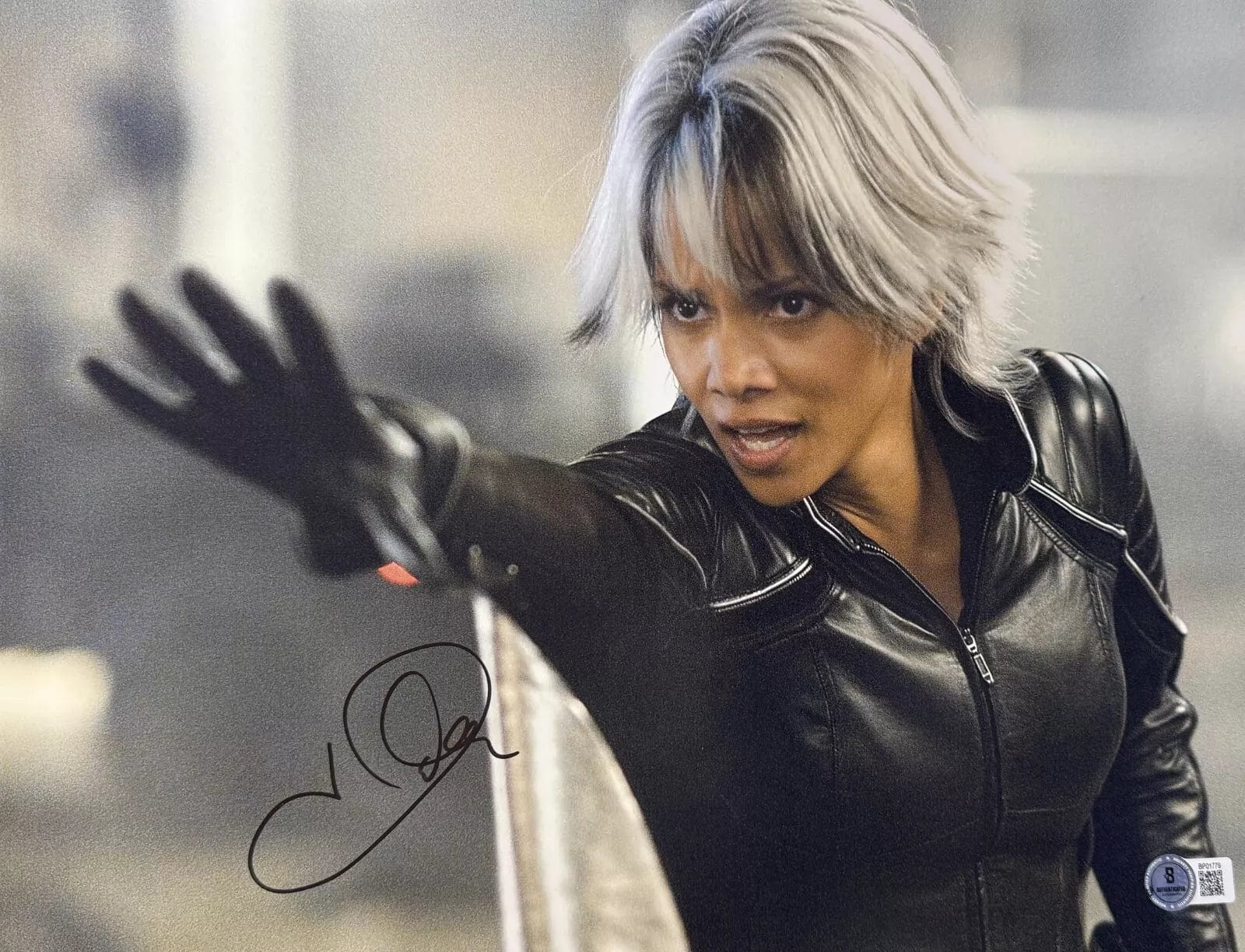 Halle Berry Signed 11x14 Photo from X-Men Beckett COA - Item #2