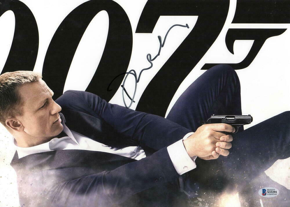  Daniel Craig Authentic Autographed 11x14 Photo Beckett COA