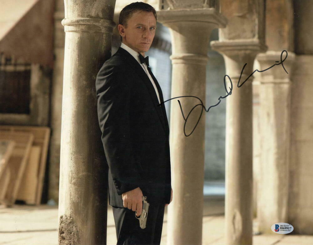  Daniel Craig Authentic Autographed 11x14 Photo Beckett COA