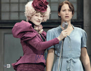 Elizabeth Banks Signed 11x14 Photo from Hunger Games Beckett COA