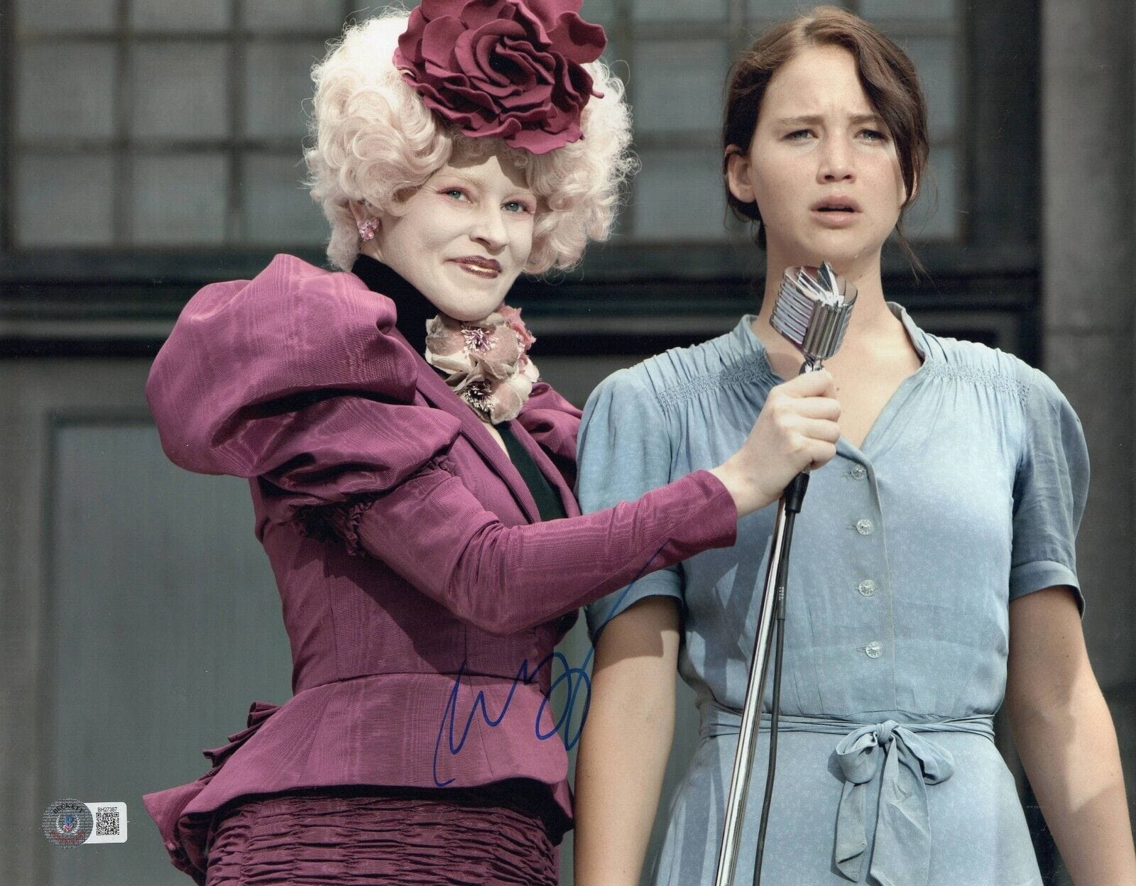 Elizabeth Banks Signed 11x14 Photo from Hunger Games Beckett COA