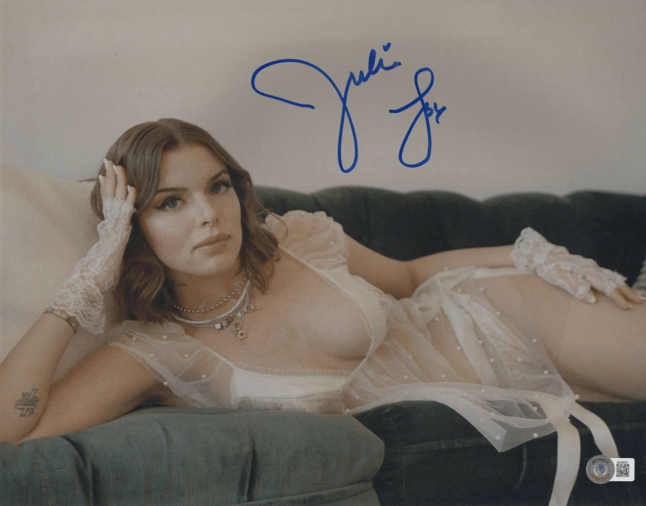 Julia Fox Signed 11x14 Photo Beckett COA - Item #3