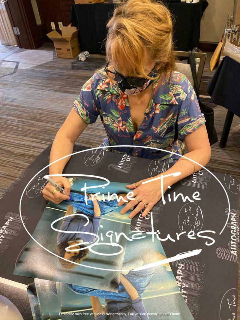 Lea Thompson Signed 11x14 Photo from Back to the Future Beckett COA - Item #11 - Detail View