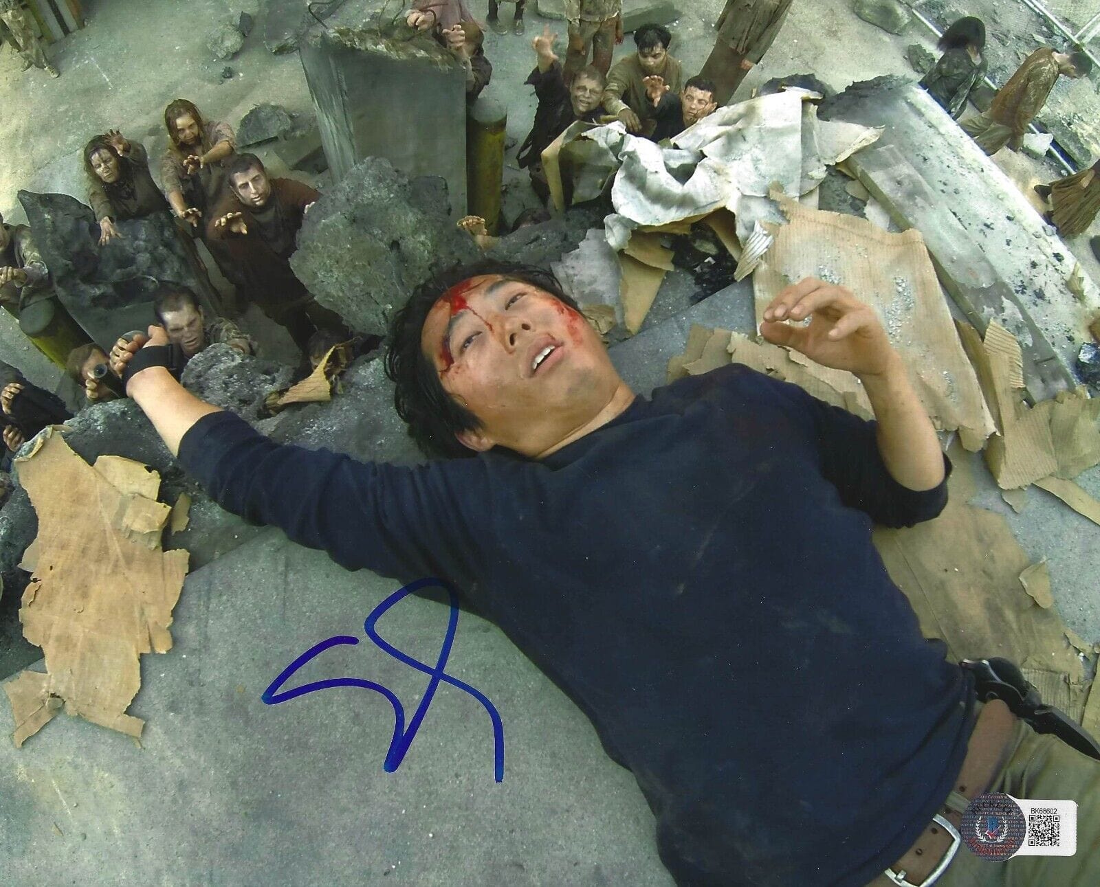 Steven Yeun Signed 8x10 Photo from The Walking Dead Beckett COA - Item #4